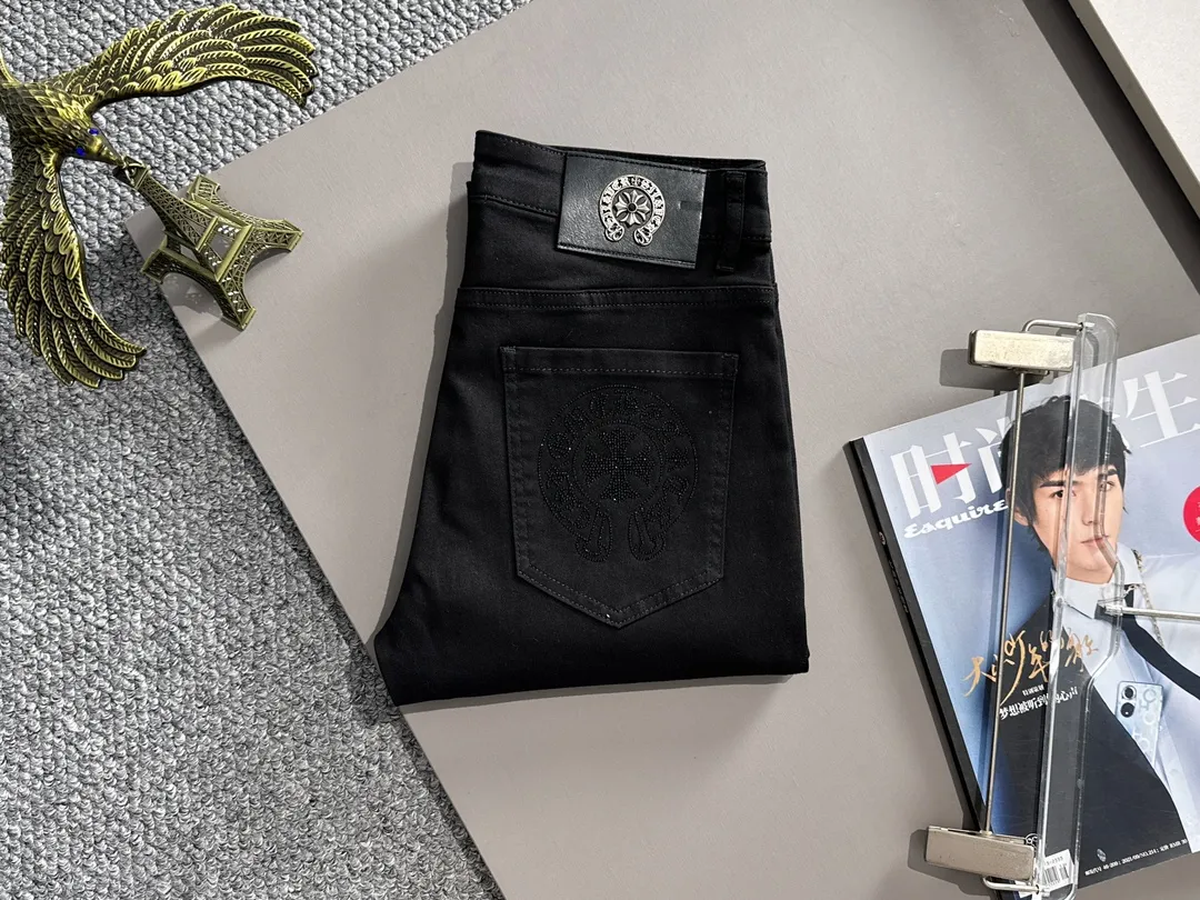 🅿️340 Croxin’s 2025 new four-season hot brick pocket slim-fit jeans trousers are woven from imported Japanese Denim plain cotton denim fabric. They are complete with three labels, simple yet elegant, soft, delicate and comfortable, and the upper body is versatile and fashionable! Light luxury, a must-have item for daily commuting! Color: Black White Size: 28-40 (please state your height and weight when placing an order)